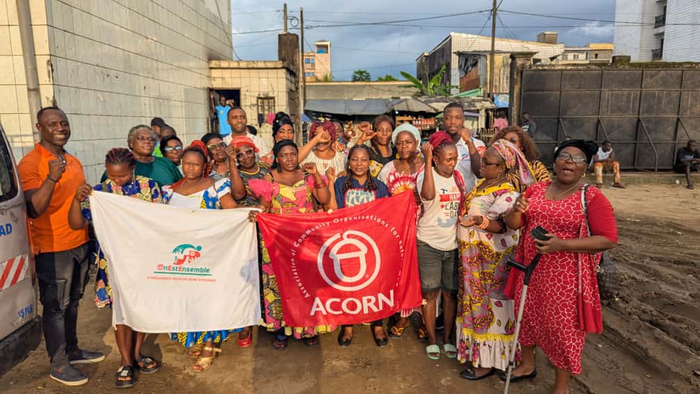 Une femme leader prenant la parole lors d'une formation