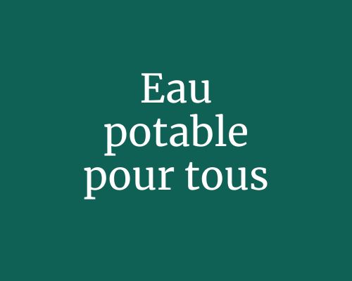 Femmes et enfants à une nouvelle borne fontaine